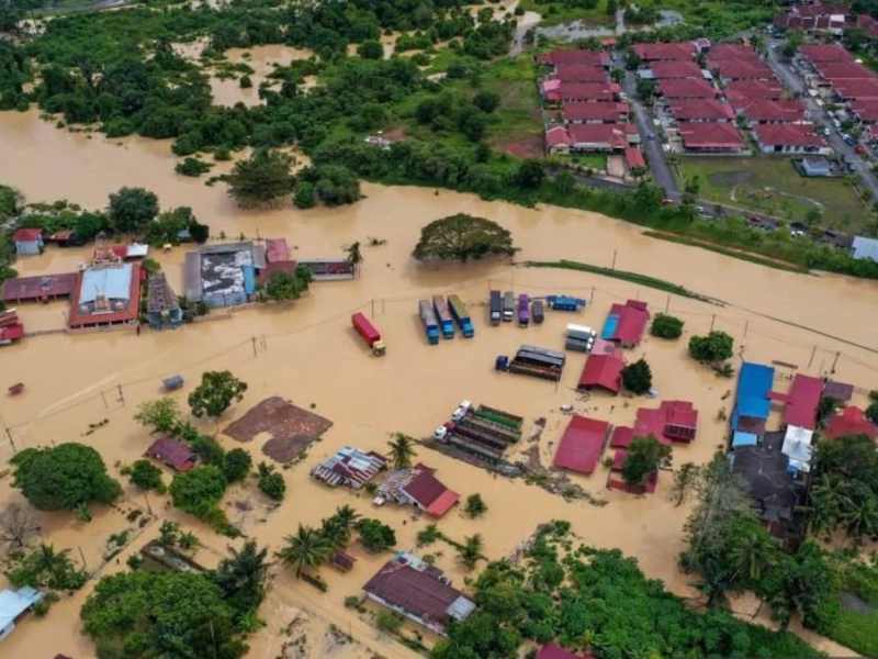40 Children and Teachers Rescued From Devastating Floods in Malaysia